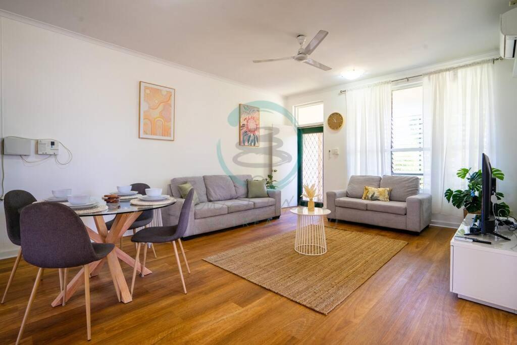 NightcliffNightcliff Nest - Stylish 2BR Apt Near Foreshore的带桌子和沙发的客厅