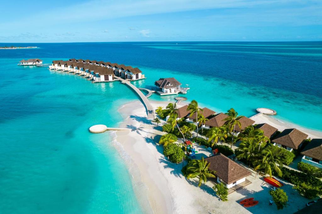 eine Luftansicht eines Resorts im Meer in der Unterkunft NOOE Maldives Kunaavashi in Fulidhoo