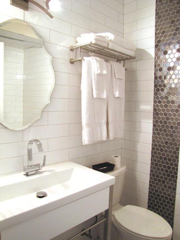 
Deluxe King Suite (2 Adults)
