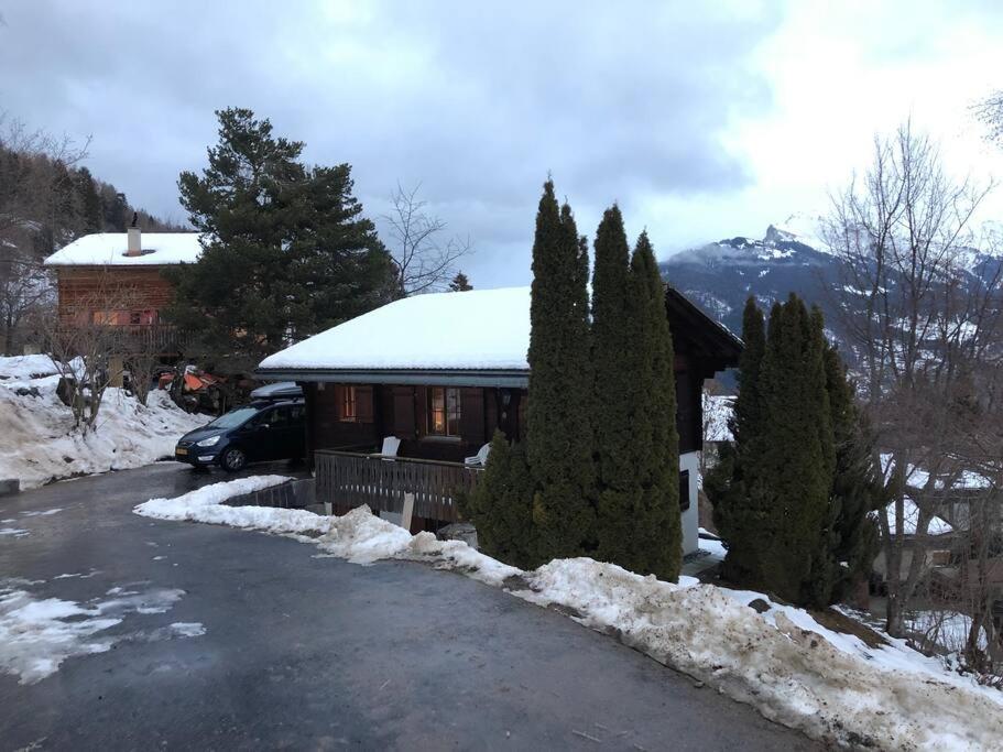 ein Haus mit einem Auto im Schnee in der Unterkunft Freude am Berg in Malix