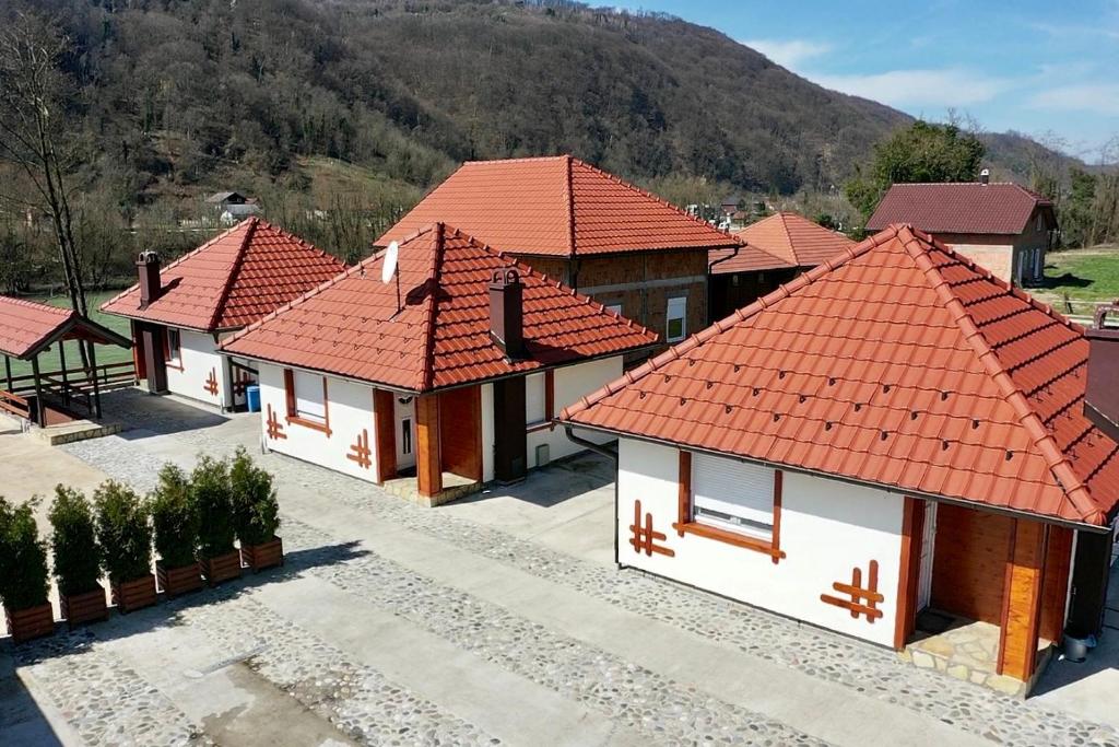 巴伊納巴什塔的住宿－Mini 1 apartman Nature Connection Drina，红屋顶一排房子的顶部景色