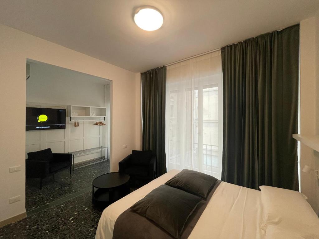 Cette chambre comprend un lit et une grande fenêtre. dans l'établissement YOME-GUICCIARDINI 10, à Florence