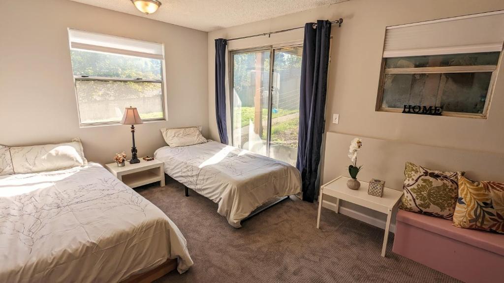 Postel nebo postele na pokoji v ubytování Private Guest Suite in West Bellevue Home