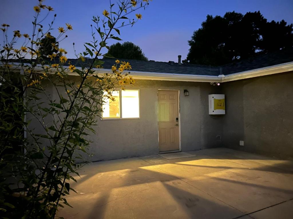 una casa con garaje con puerta en Guest House Casa De Thousand Oaks, en Thousand Oaks