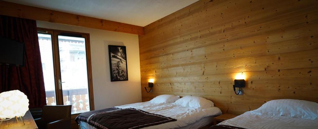 Postel nebo postele na pokoji v ubytování Hôtel Le Sherpa Val Thorens