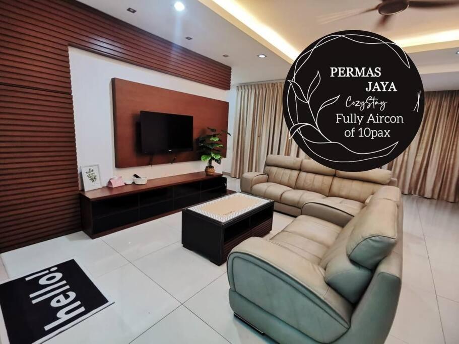uma sala de estar com um sofá e uma televisão em Permas 14min to MidValley 10pax WiFi TV Box 4BRoom em Johor Bahru
