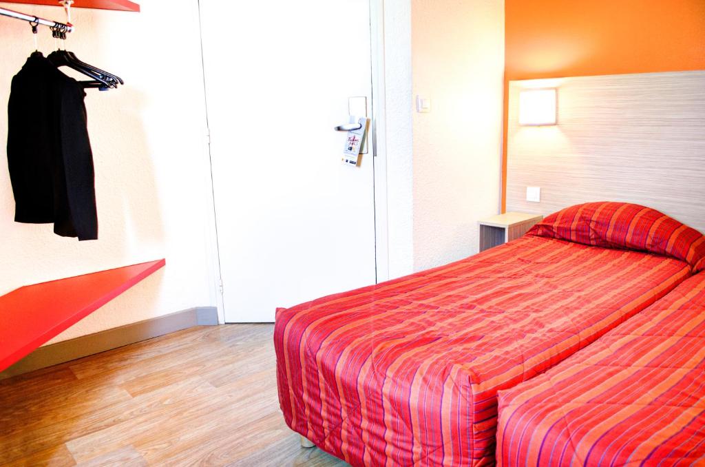 Postel nebo postele na pokoji v ubytování Hotel HECO Lyon sud Vienne