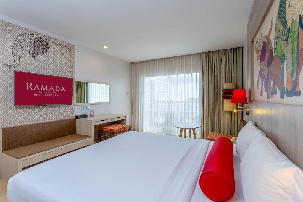 Postel nebo postele na pokoji v ubytování Ramada by Wyndham Phuket Deevana