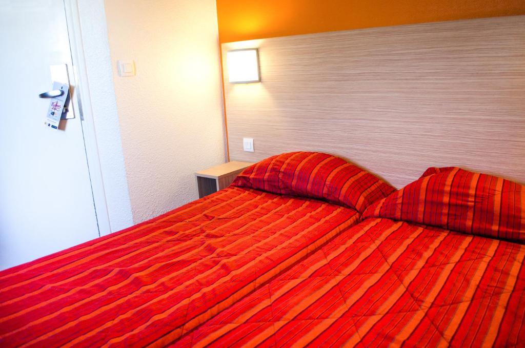Postel nebo postele na pokoji v ubytování Hotel HECO Lyon sud Vienne