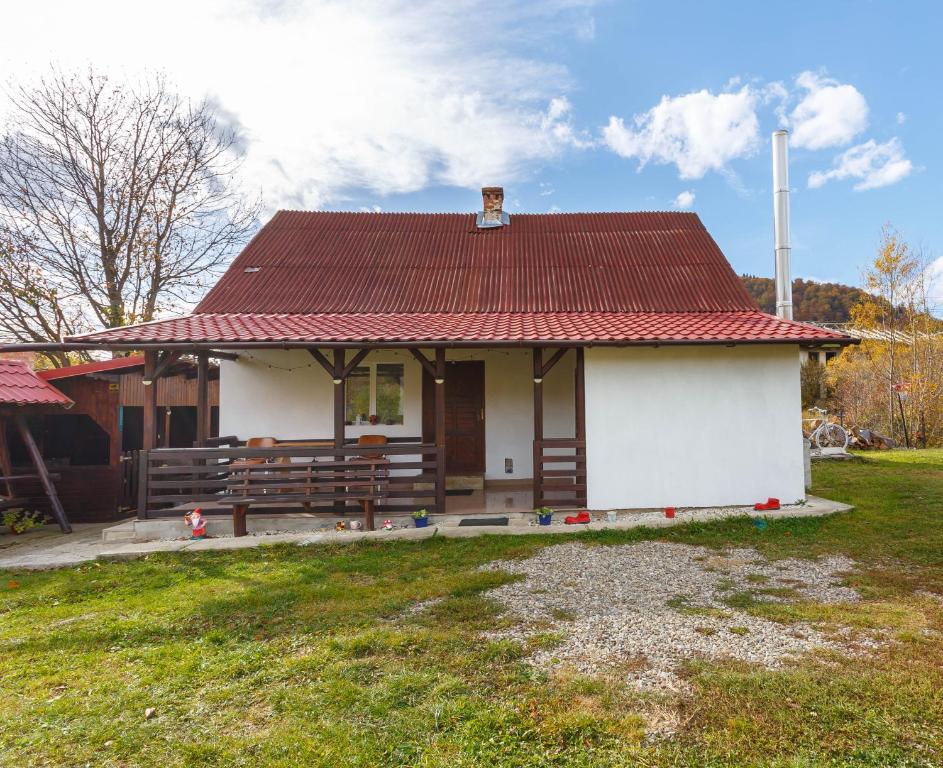 une petite maison blanche avec un toit rouge dans l'établissement Casa De Vacanta Armi, à Molidu