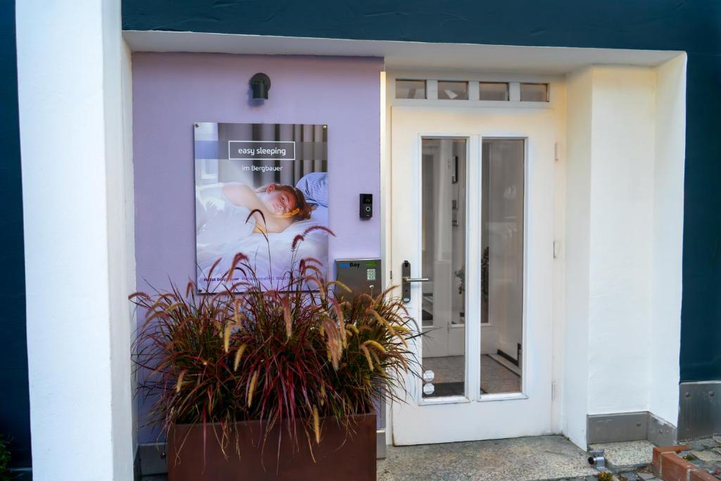 a purple house with a picture of a woman on the door at Hotel Bergbauer in Neuburg an der Donau