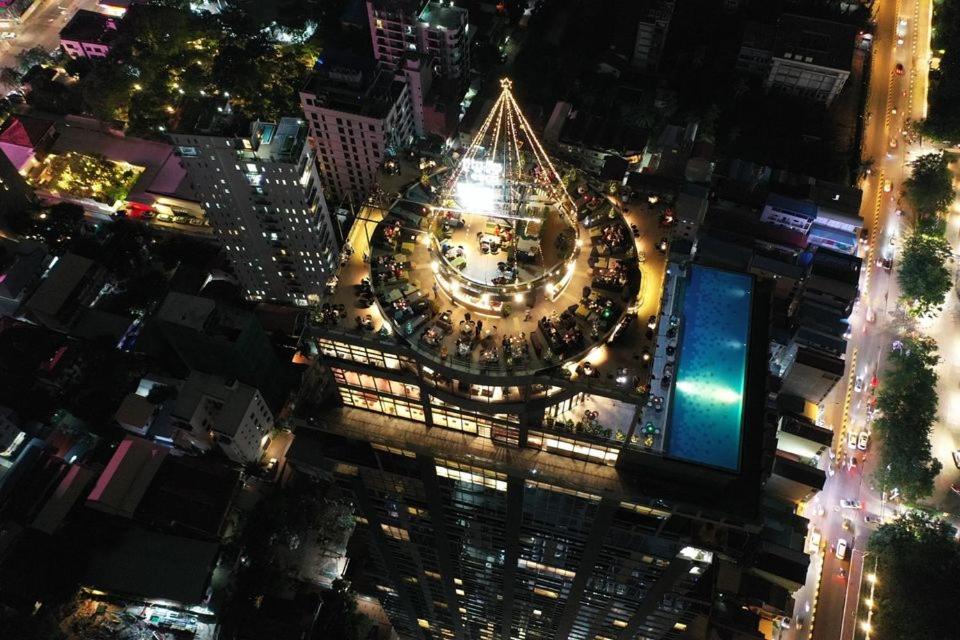 una vista aérea de un gran reloj en una ciudad por la noche en The Penthouse, en Phnom Penh