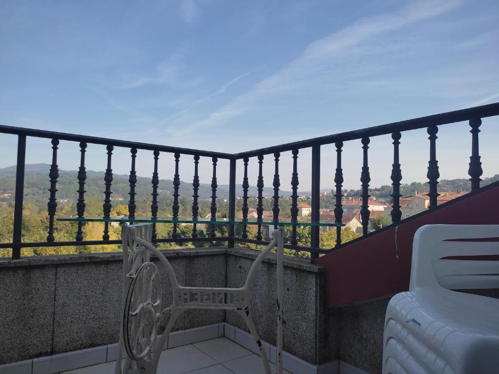 einen Balkon mit einer Bank und Blick auf die Landschaft in der Unterkunft Tranquilidad y Naturaleza in Mondariz-Balneario