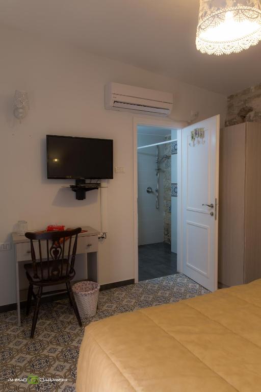 Televiisor ja/või meelelahutuskeskus majutusasutuses Al-Hakim Boutique Hotel Old Town Nazareth