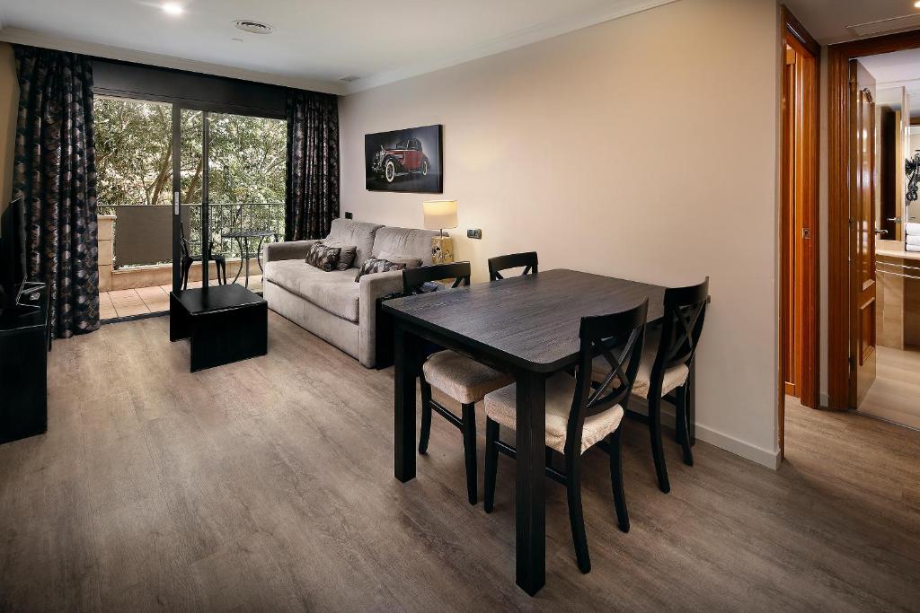 Posteľ alebo postele v izbe v ubytovaní Apartaments-Hotel Hispanos 7 Suiza