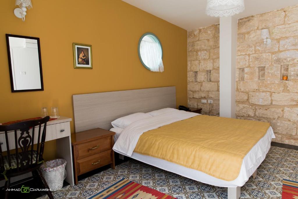 Voodi või voodid majutusasutuse Al-Hakim Boutique Hotel Old Town Nazareth toas