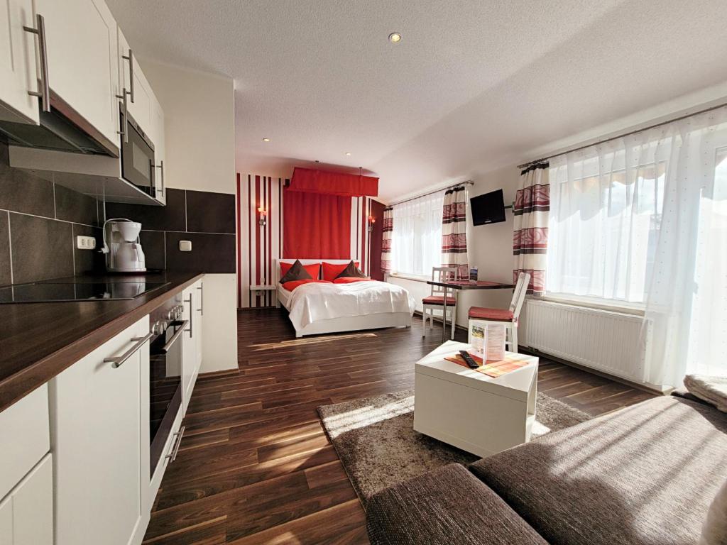een keuken en een woonkamer met een bed in een kamer bij Studio-Apartment Zacher 1 - 3 in Kühlungsborn