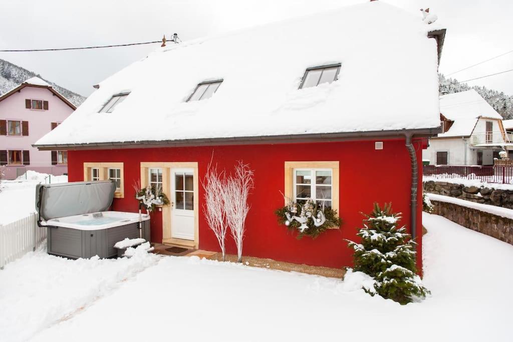 une maison rouge avec de la neige au sol dans l'établissement Doller Villa 4 stars Hot Tub Mountain Ski Ballon d'Alsace, à Sewen