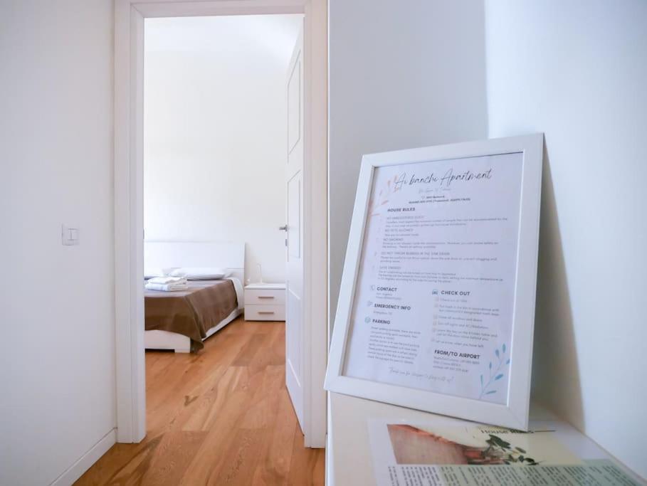 uma imagem emoldurada de um quarto com uma cama em Ai banchi Apartment em Catânia