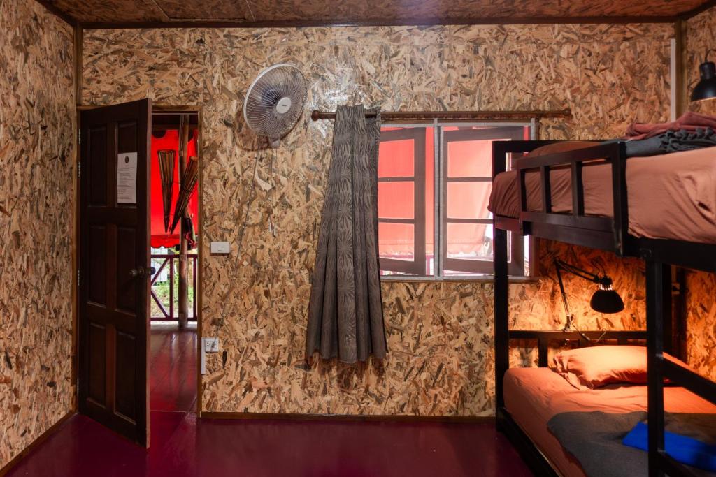 Postel nebo postele na pokoji v ubytování BB Dorm Koh Kood