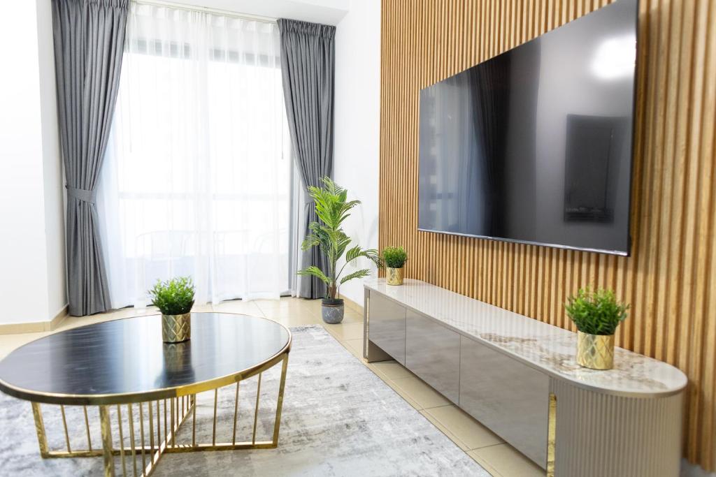 Televízia a/alebo spoločenská miestnosť v ubytovaní JBR apartments by HAPPY SEASON