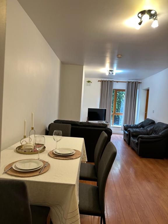 - un salon avec une table, des chaises et un canapé dans l'établissement Terrace Apartment X91 RR04, à Waterford