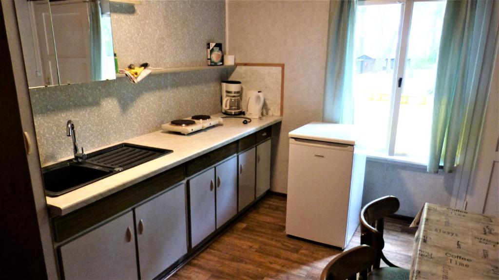 Kuchyň nebo kuchyňský kout v ubytování Bungalow MEER ODER WENIGER direkt am Strand