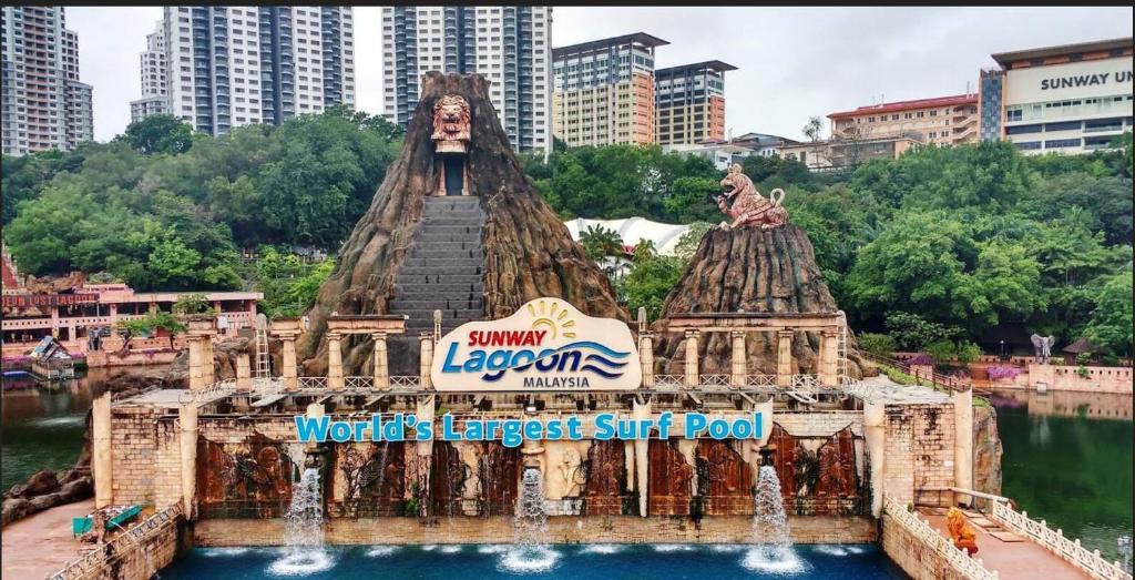 een uitzicht op het magische koninkrijk waterpretpark bij 1 - 5pax Lagoon View@ Sunway Resort Suite Pyramid in Kampong Penaga