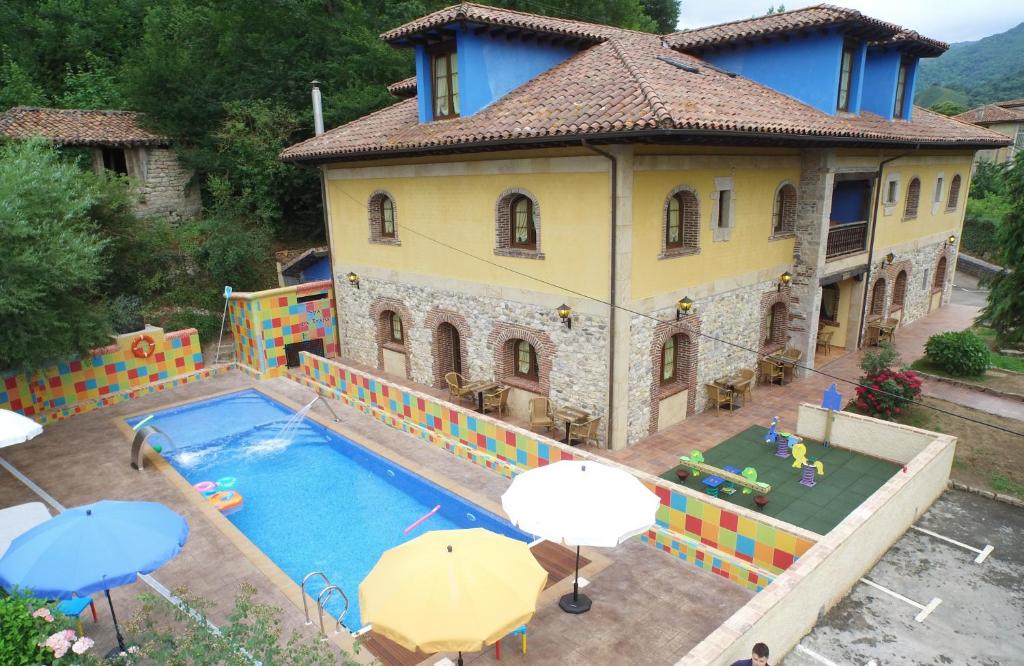 una casa con piscina frente a ella en Hotel Trapa, en Soto de Cangas
