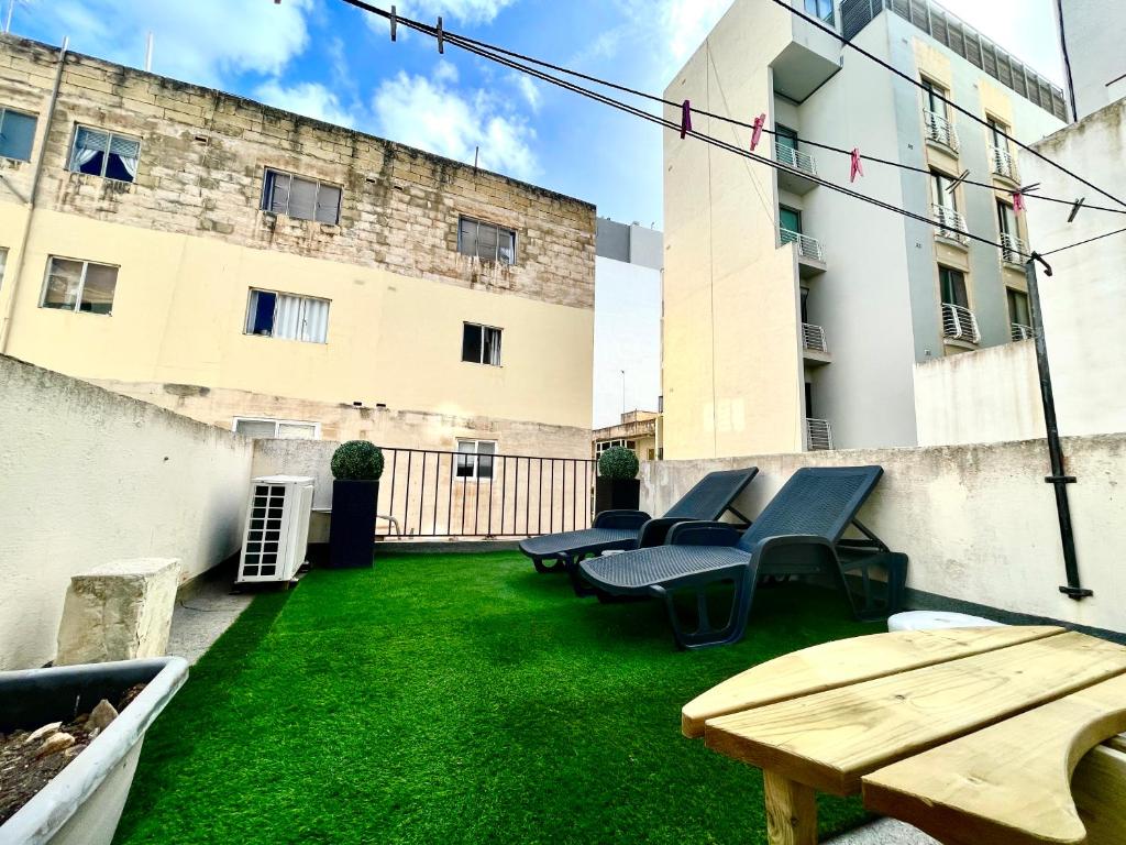 Posezení v ubytování Sliema Townhouse for 12, July Deal, Historic Charm, Steps to Seafront View & Bars & Promenade