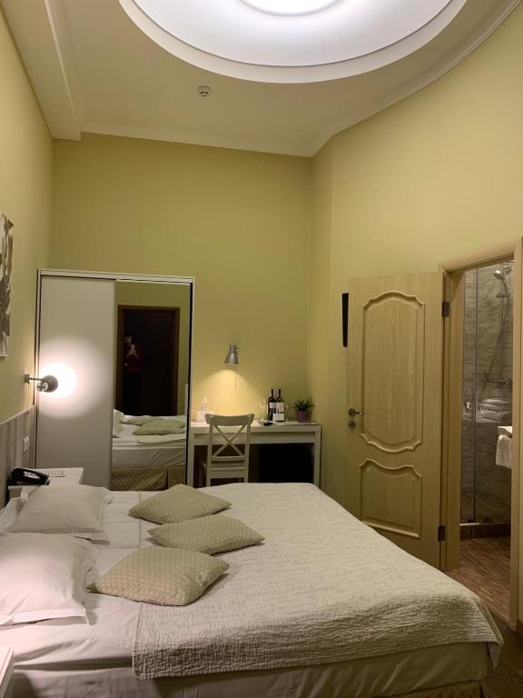 Postel nebo postele na pokoji v ubytování Frapolli Hotel on Deribasivska street