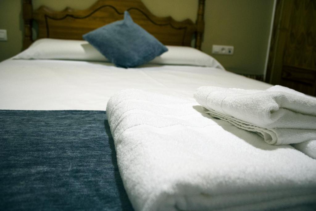 Posteľ alebo postele v izbe v ubytovaní Hostal Valdepeñas by Bossh Hotels
