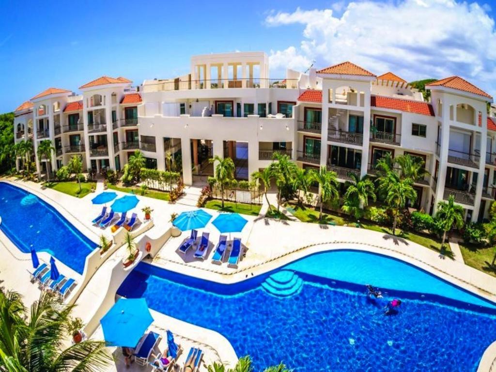 una vista aérea de un complejo con piscina en Paseo Luxury Suites, en Playa del Carmen