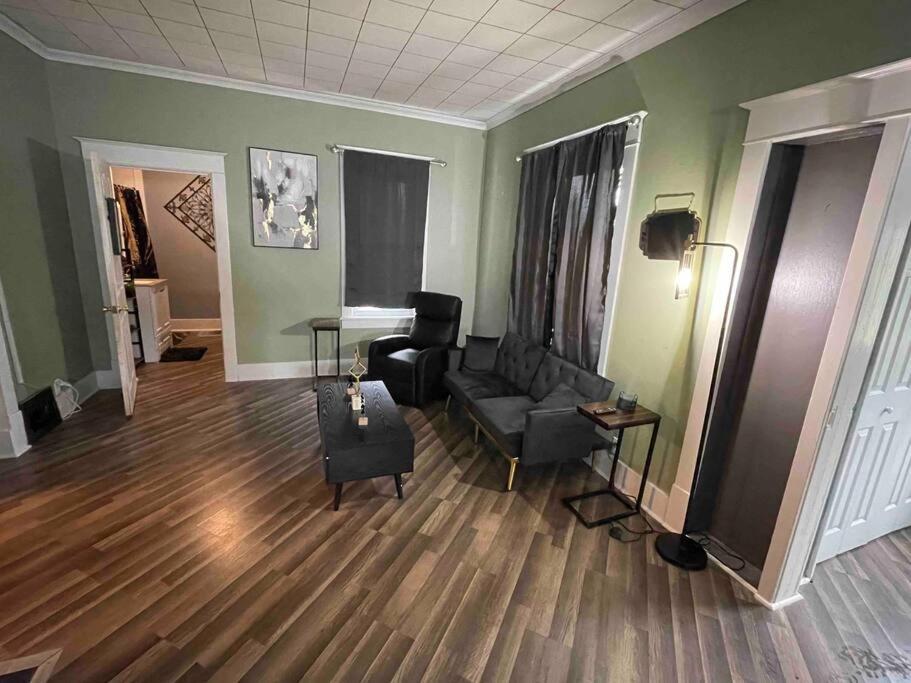 uma sala de estar com um sofá e uma cadeira em Cozy Haven Retreat em Saint Marys