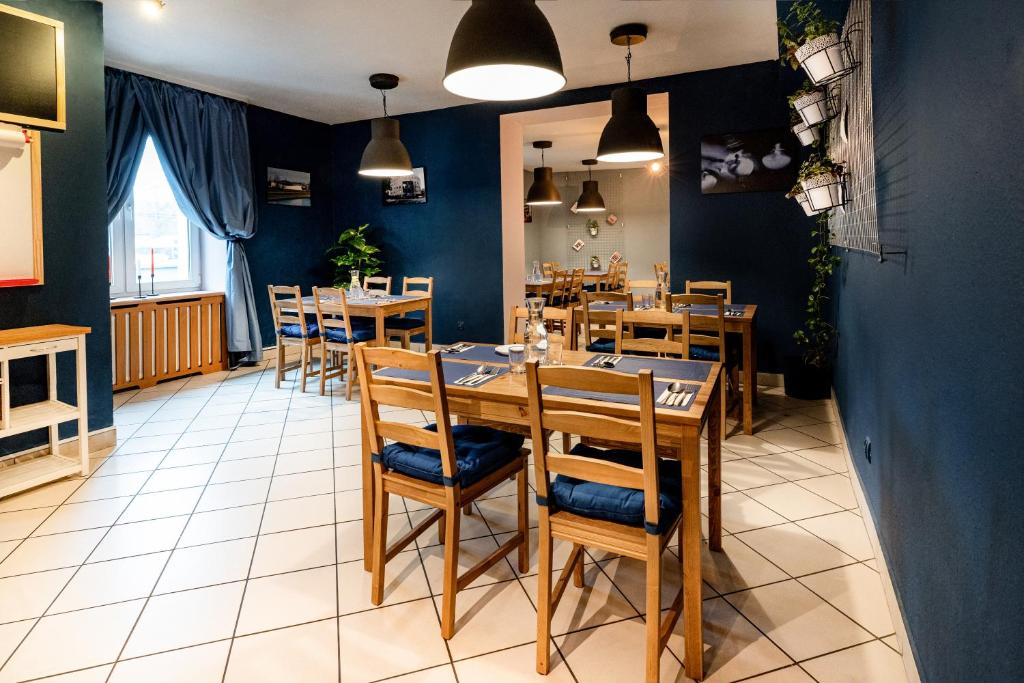 Televízia a/alebo spoločenská miestnosť v ubytovaní Hotel Alf