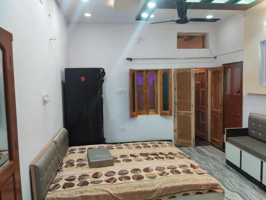1 dormitorio con 1 cama grande en una habitación en AB guest house { home stay}, en Bikaner