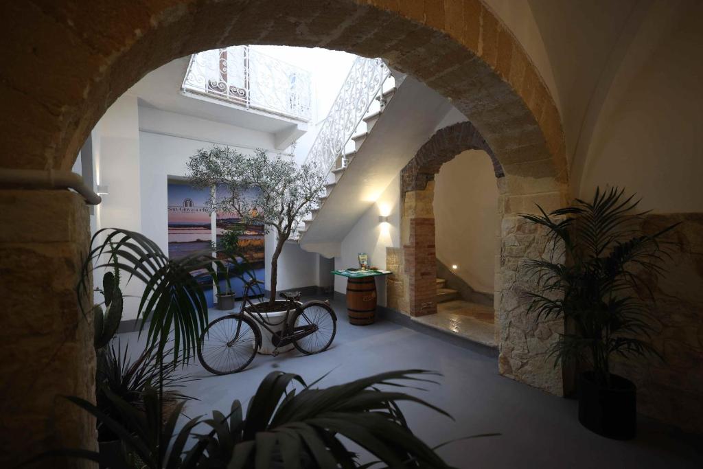 Un arco con una bicicleta en una habitación con plantas en Residenza San Giovannello, en Marsala