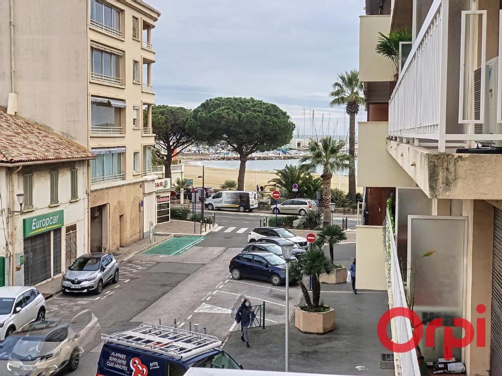 une rue de la ville avec des voitures garées dans un parking dans l'établissement Appartement de standing trois chambres, centre ville, à Sainte-Maxime