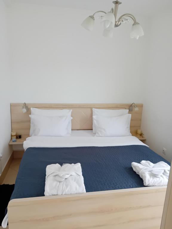 ein Schlafzimmer mit einem Bett mit zwei Handtüchern darauf in der Unterkunft WING 3 apartman ,,BC ,, in Jagodina