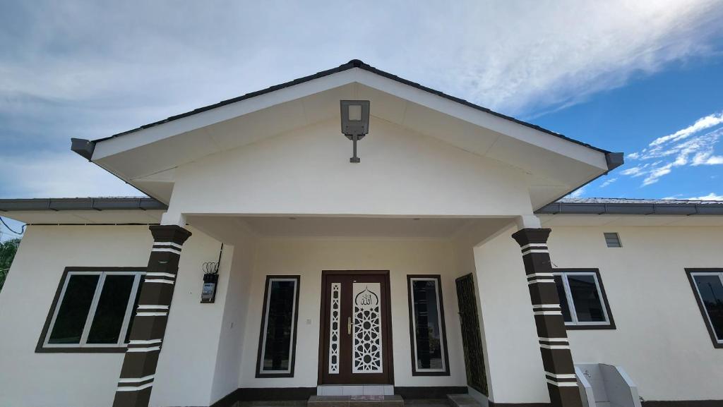 Villa Fatima في سيتياوان: منزل أبيض مع باب أمامى
