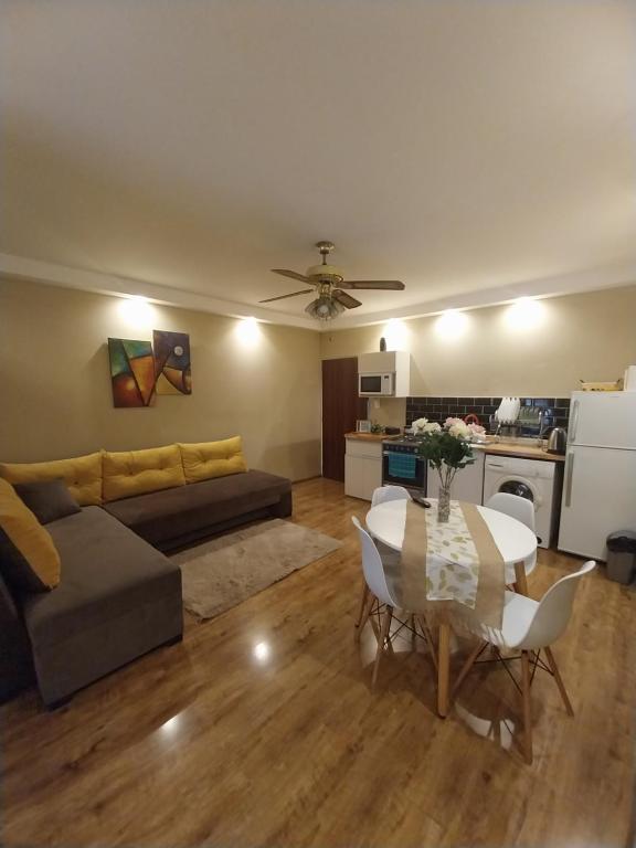 - un salon avec un canapé et une table dans l'établissement EDIFICIO ALVARADO, à Salta