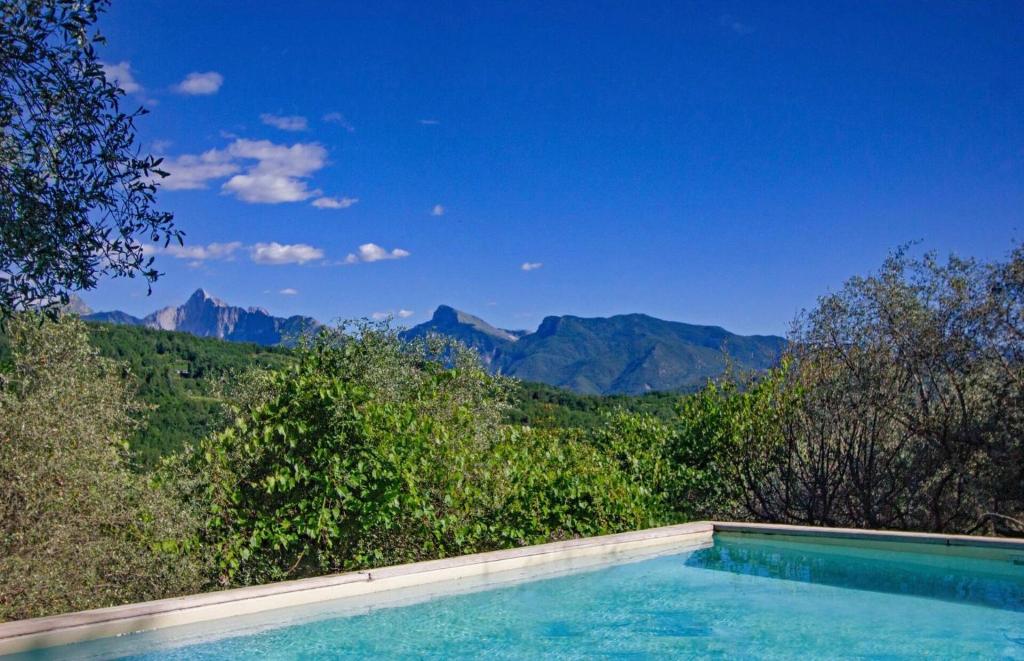 una piscina con vistas a las montañas en Villa gli Ulivi - Fivizzano, en Fivizzano