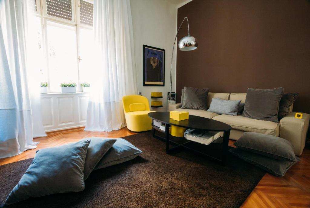 sala de estar con sofá y mesa en Valsabbion City Suite, en Pula