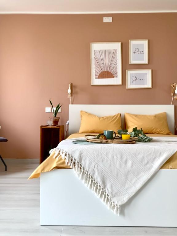 1 dormitorio con 1 cama con marco blanco en Charming Duplex Penthouse Near Valletta., 