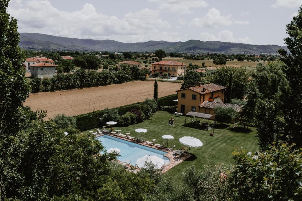 vista aerea su una villa con piscina di Il Giardino Degli Ulivi a Cortona