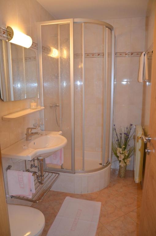 A bathroom at Landgasthof Reitsamerhof