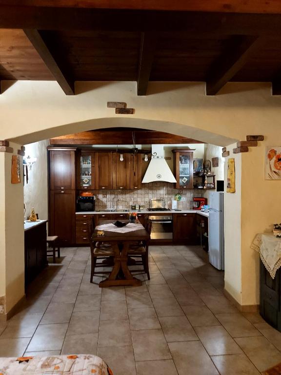 una cocina con una mesa en el medio. en Sardinia House, en Villamassargia