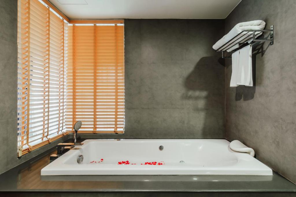 The Lunar Patong - Resim 25