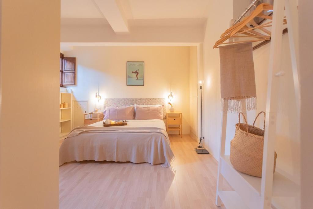 1 dormitorio con 1 cama blanca en una habitación en La Piazza di Cernobbio by Rent All Como, en Cernobbio