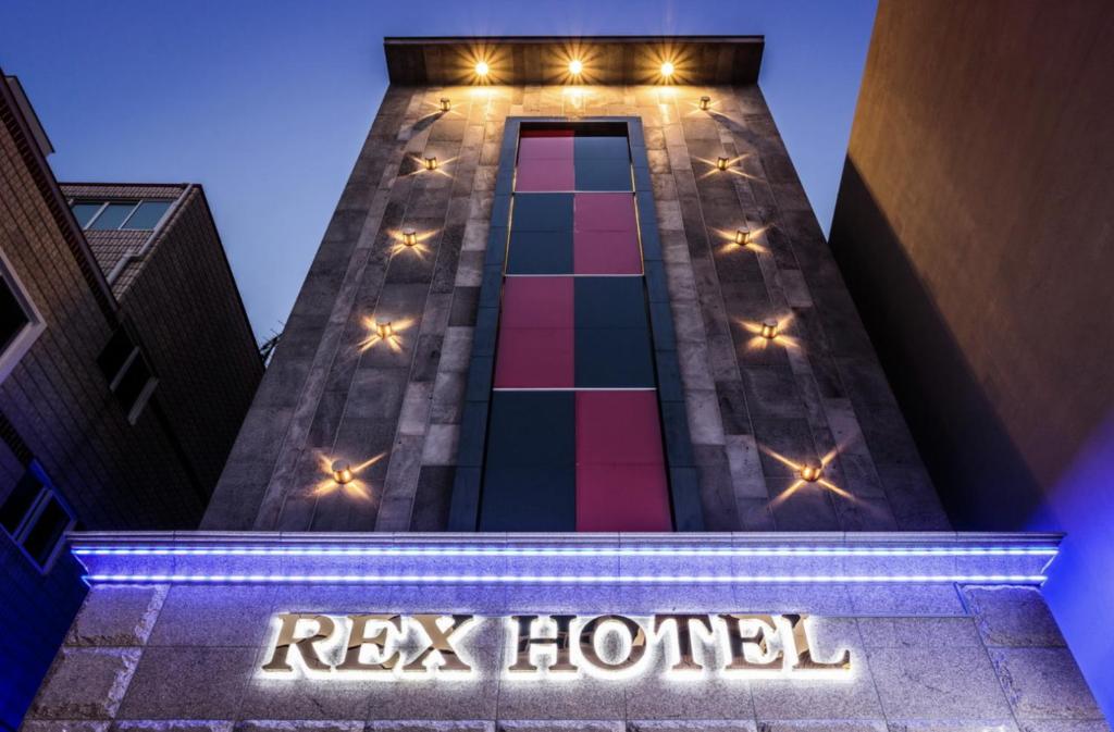 un edificio con un cartel que dice hotel rex en Rex Hotel, en Seogwipo